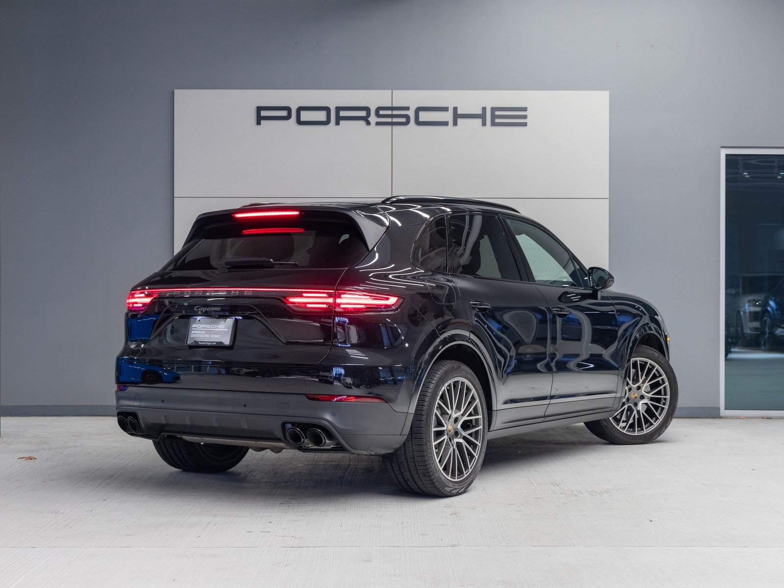 Used 2022 Porsche Cayenne Platinum Edition image 7