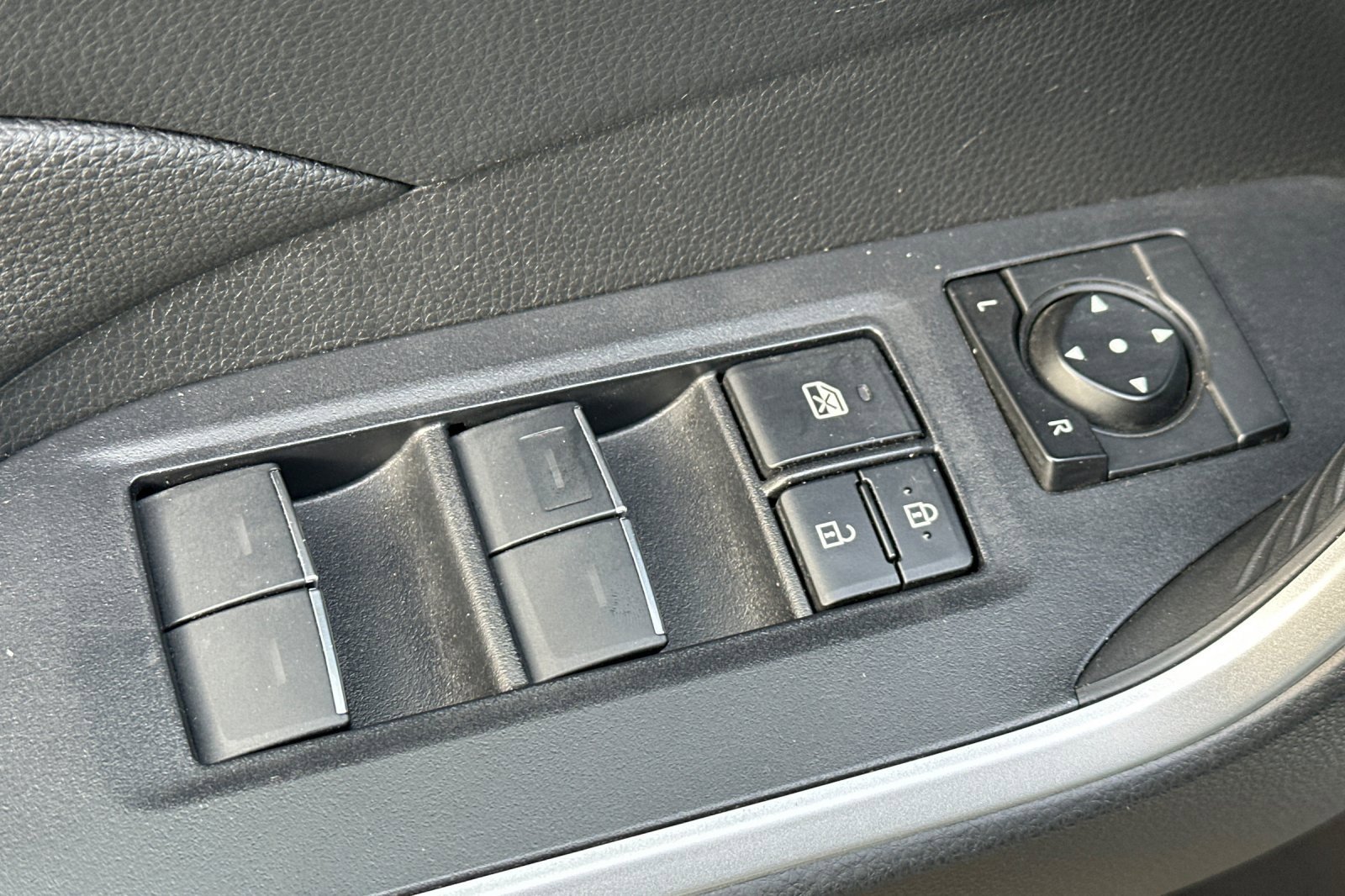 Used 2024 Toyota RAV4 SE image 12