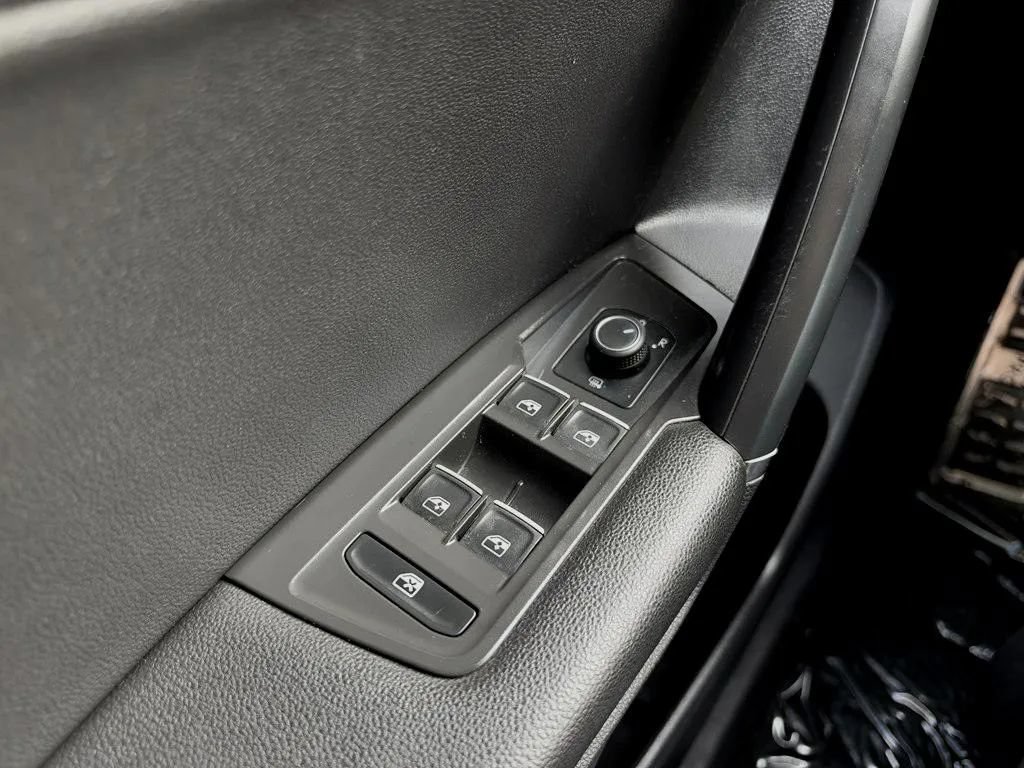 Used 2020 Volkswagen Tiguan SE R-Line AWD/4WD image 9