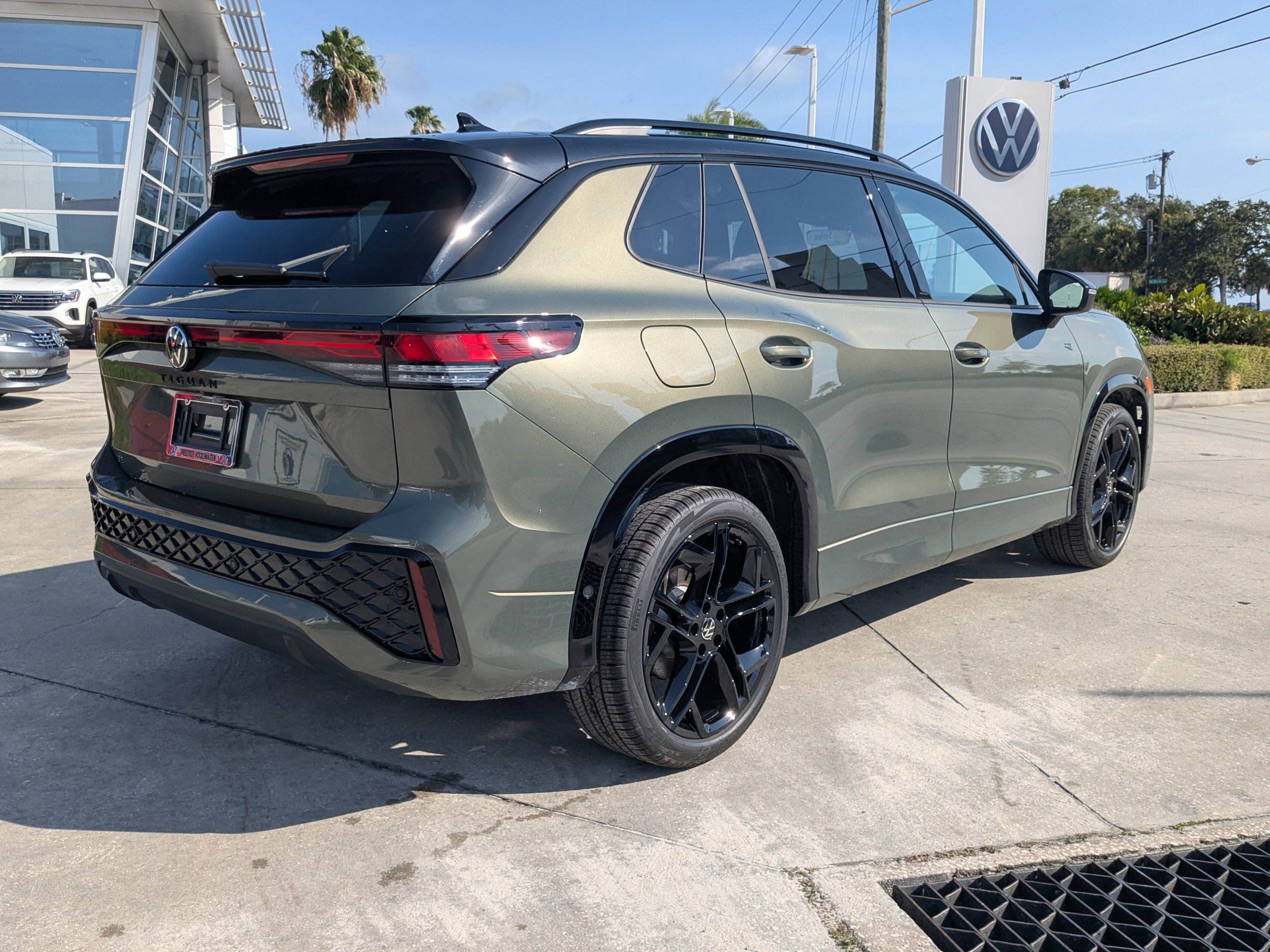 New 2026 Volkswagen Tiguan SE R-Line FWD image 3