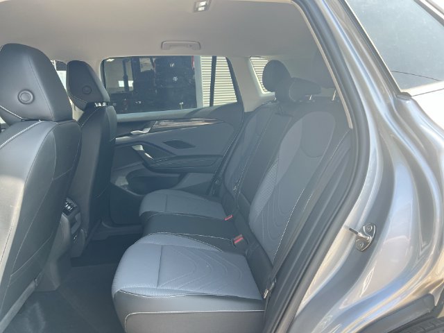 Used 2025 Volkswagen Tiguan SE AWD/4WD image 33
