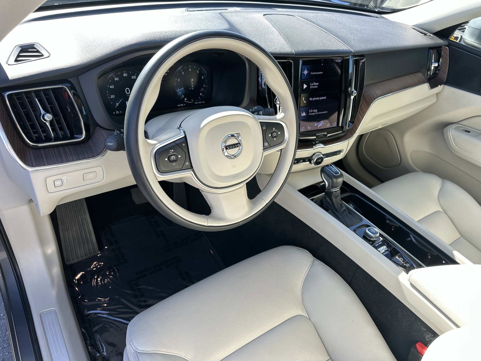 Certified 2021 Volvo XC60 T5 Momentum w/ Premium Package image 9