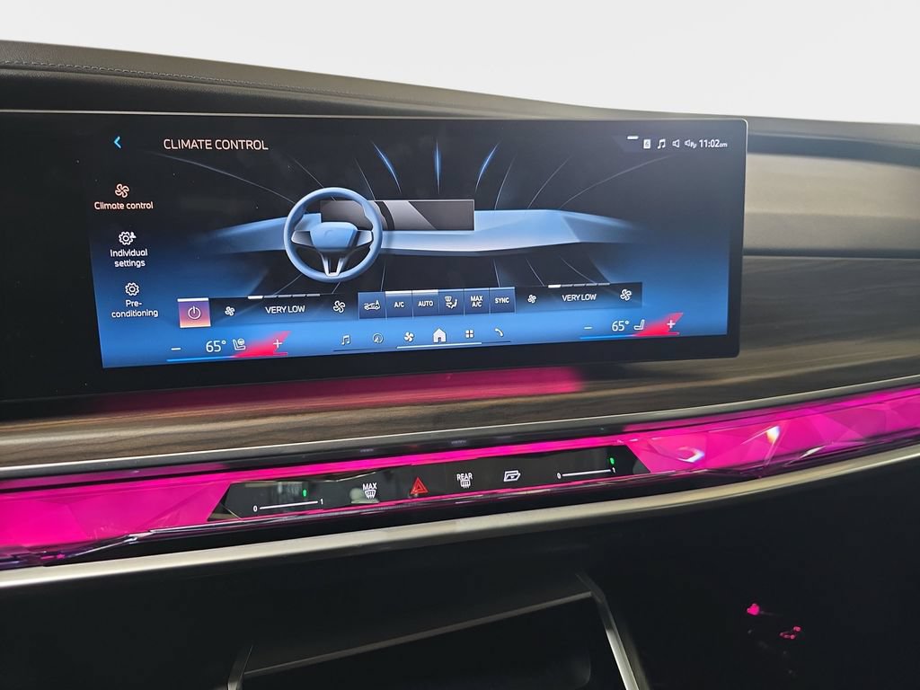 Certified 2023 BMW 740i RWD image 25