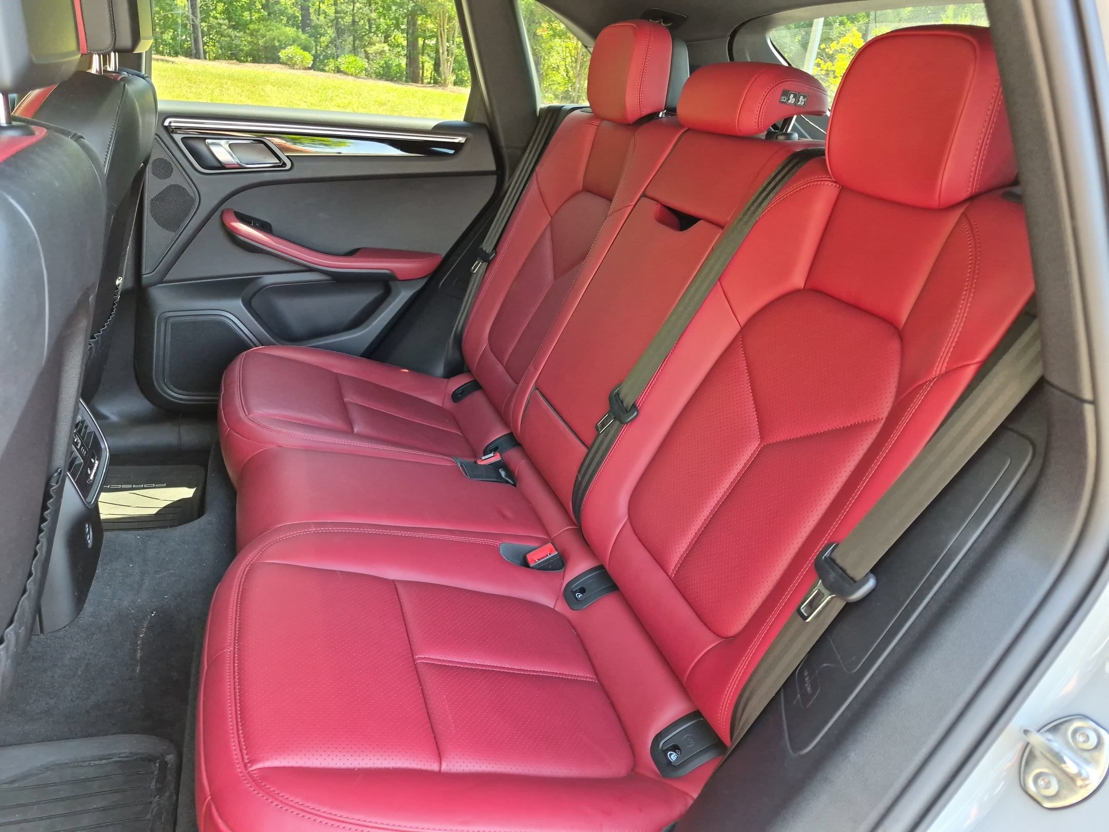 Certified 2024 Porsche Macan AWD/4WD image 19