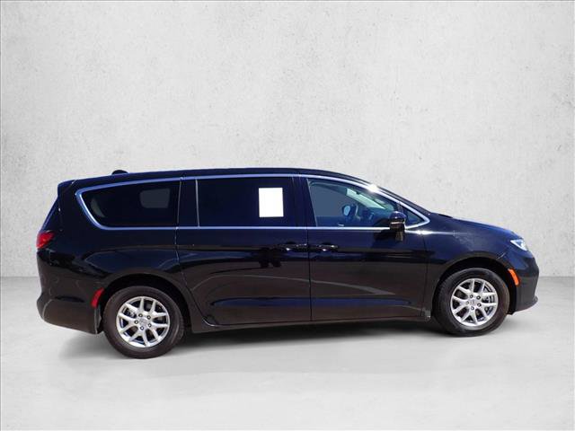 Used 2024 Chrysler Pacifica Touring-L FWD image 5