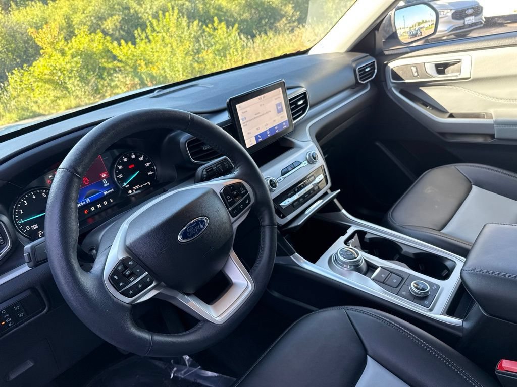Used 2024 Ford Explorer XLT w/ Equipment Group 202A AWD/4WD image 17
