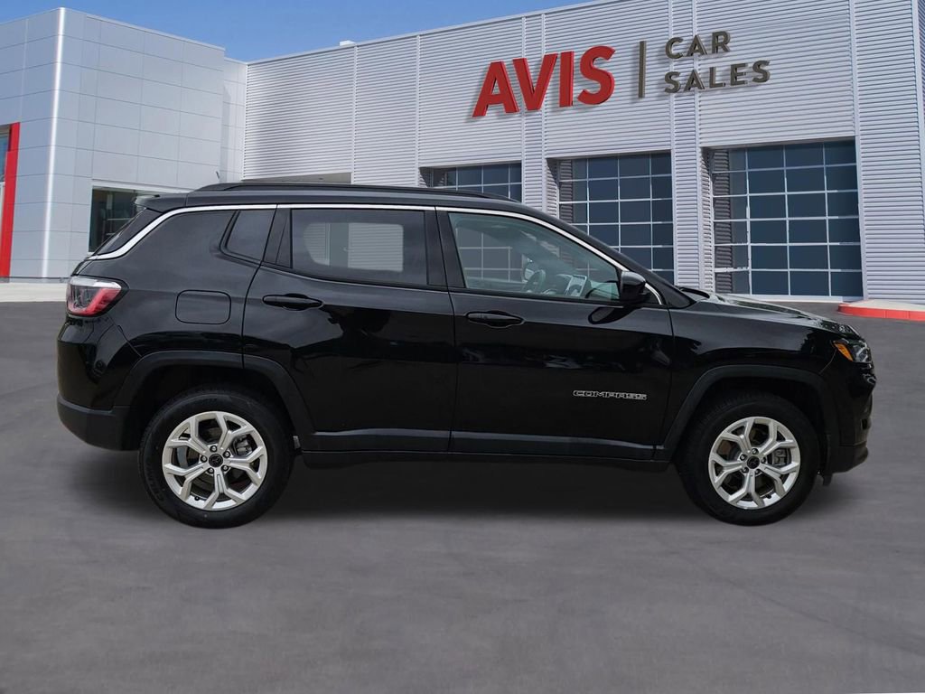 Used 2025 Jeep Compass Latitude w/ Sun & Sound Group AWD/4WD image 7