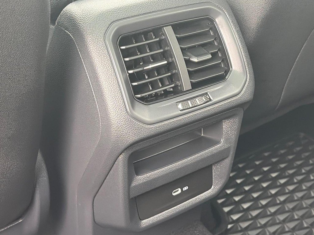 Certified 2025 Volkswagen Taos SEL AWD/4WD image 11