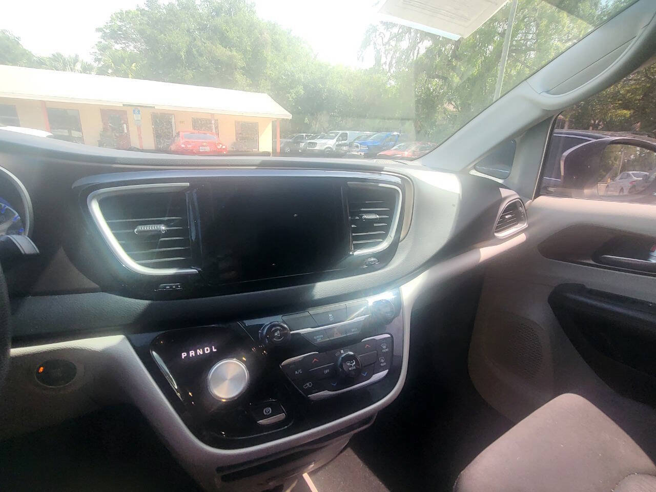 Used 2017 Chrysler Pacifica Touring w/ Tire & Wheel Group FWD image 93