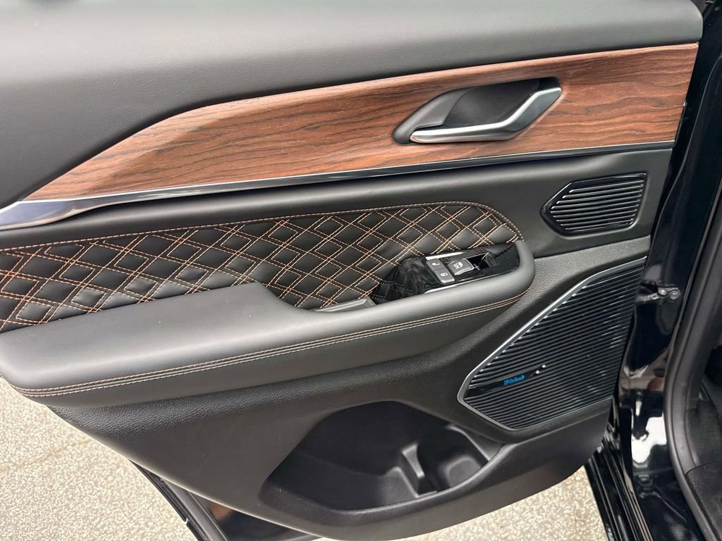 Used 2023 Jeep Grand Cherokee Summit image 9