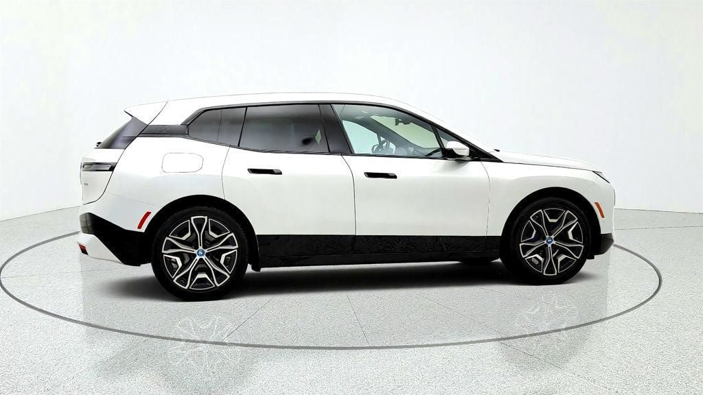 Used 2024 BMW iX xDrive50 w/ Sport Package AWD/4WD image 4
