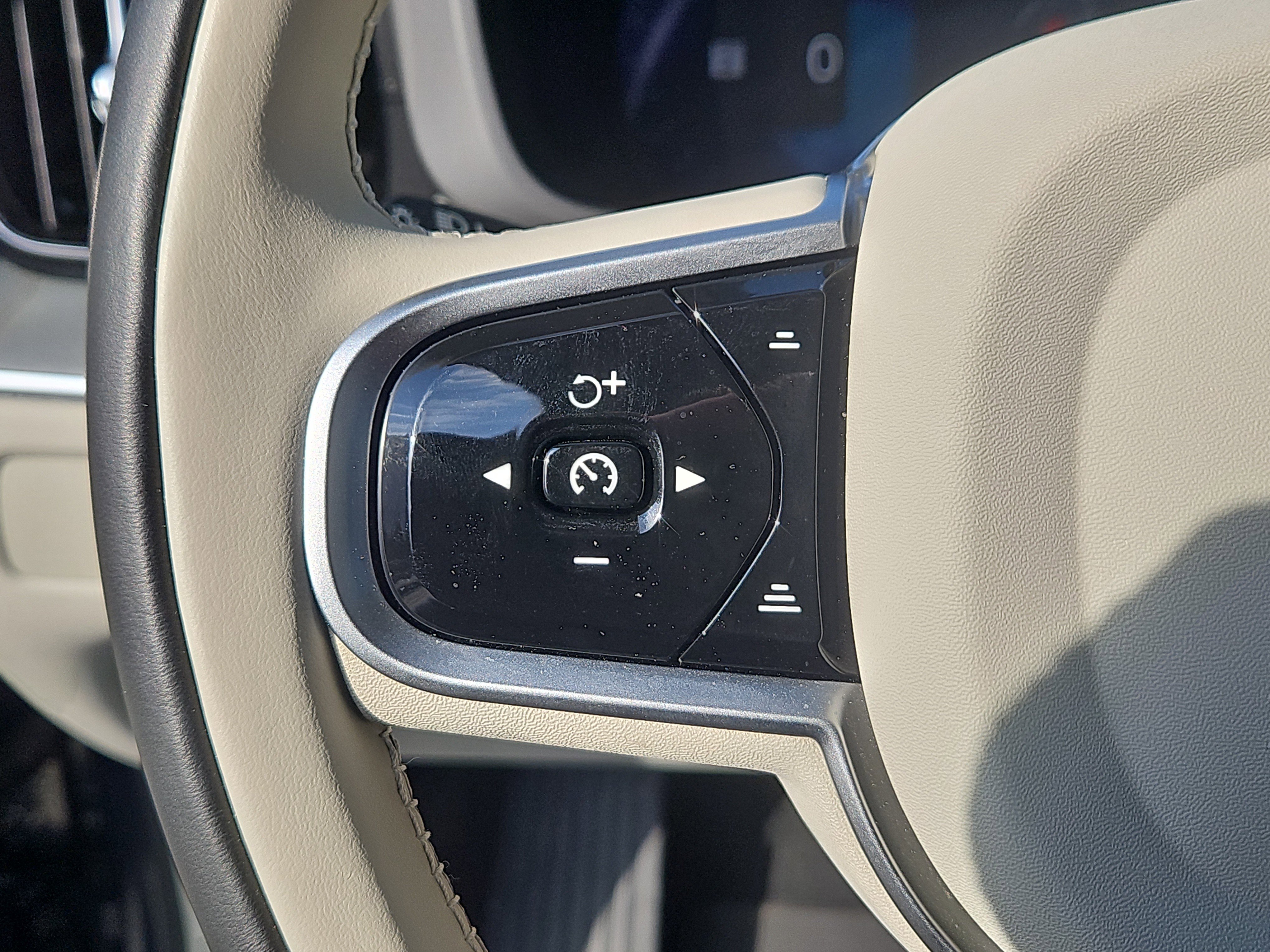 Used 2025 Volvo XC60 B5 Ultra w/ Protection Package Premier image 21