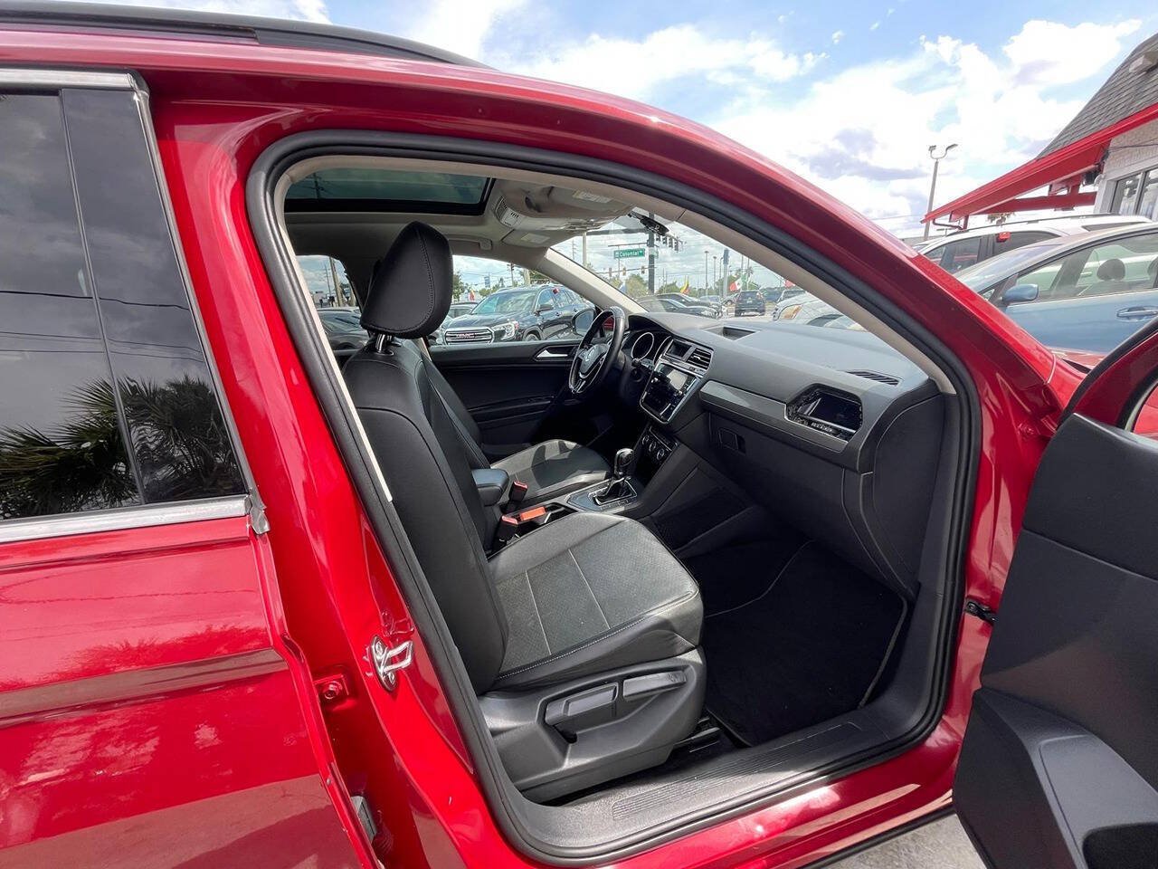 Used 2019 Volkswagen Tiguan SE w/ Panoramic Sunroof Package FWD image 3