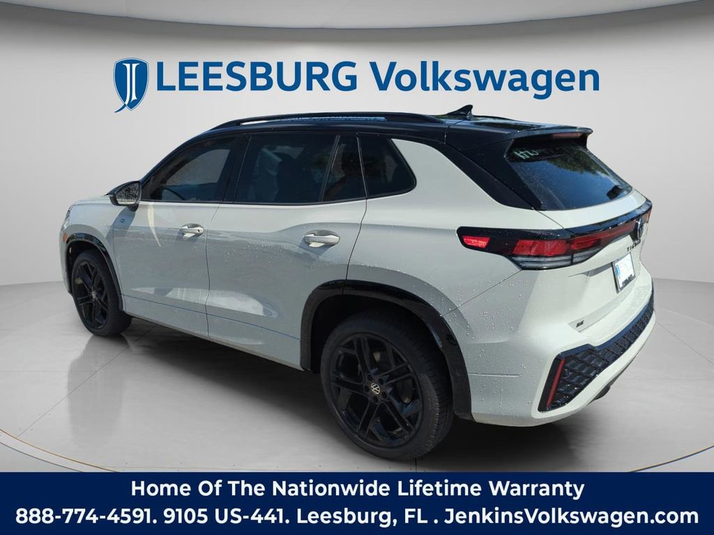 Certified 2025 Volkswagen Tiguan SE R-Line image 9