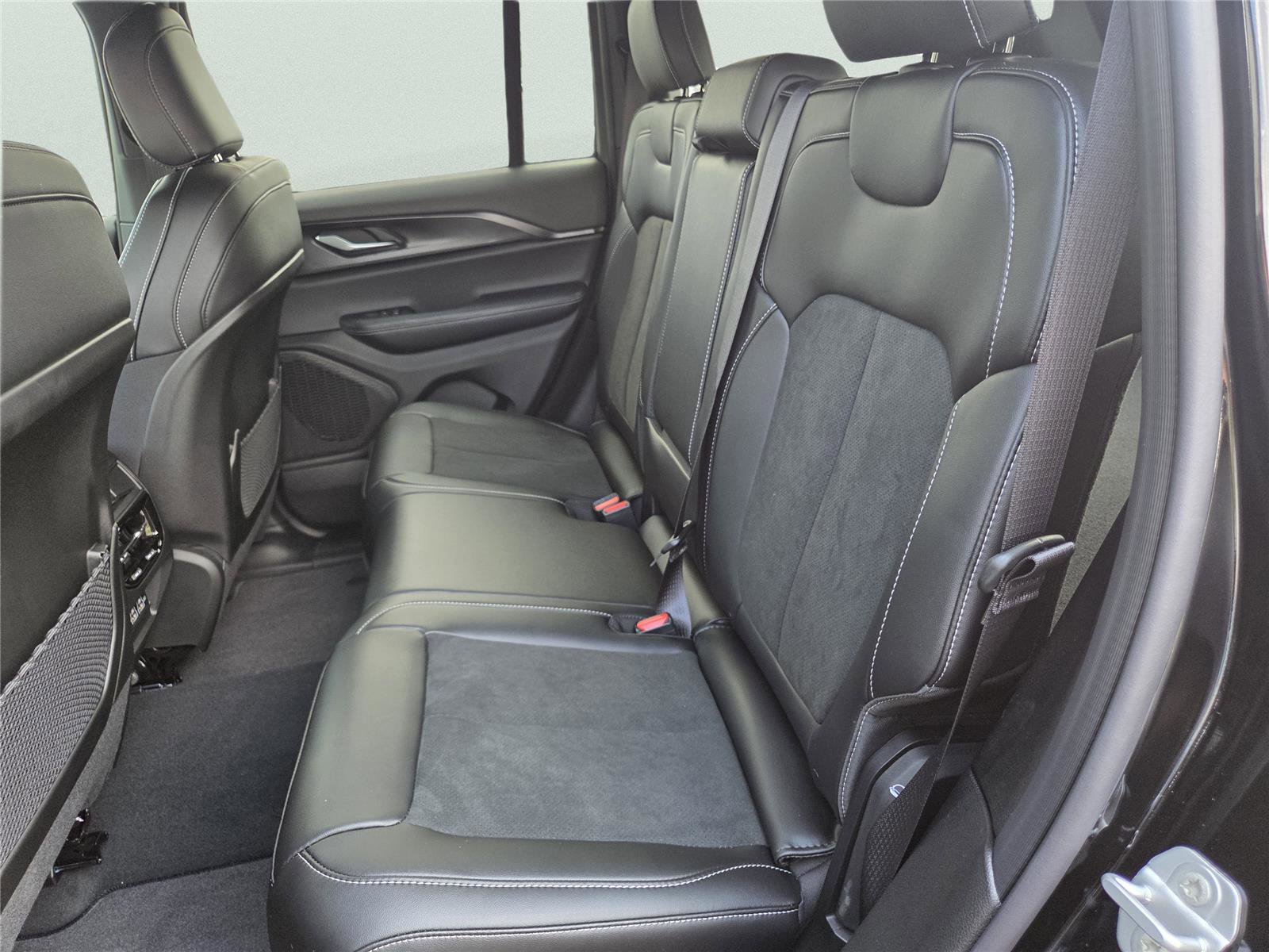 New 2025 Jeep Grand Cherokee Altitude image 24