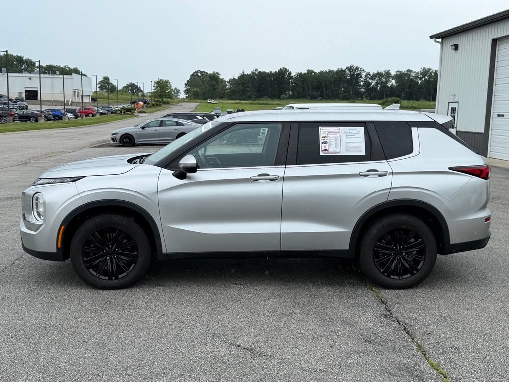 Used 2022 Mitsubishi Outlander ES AWD/4WD image 3