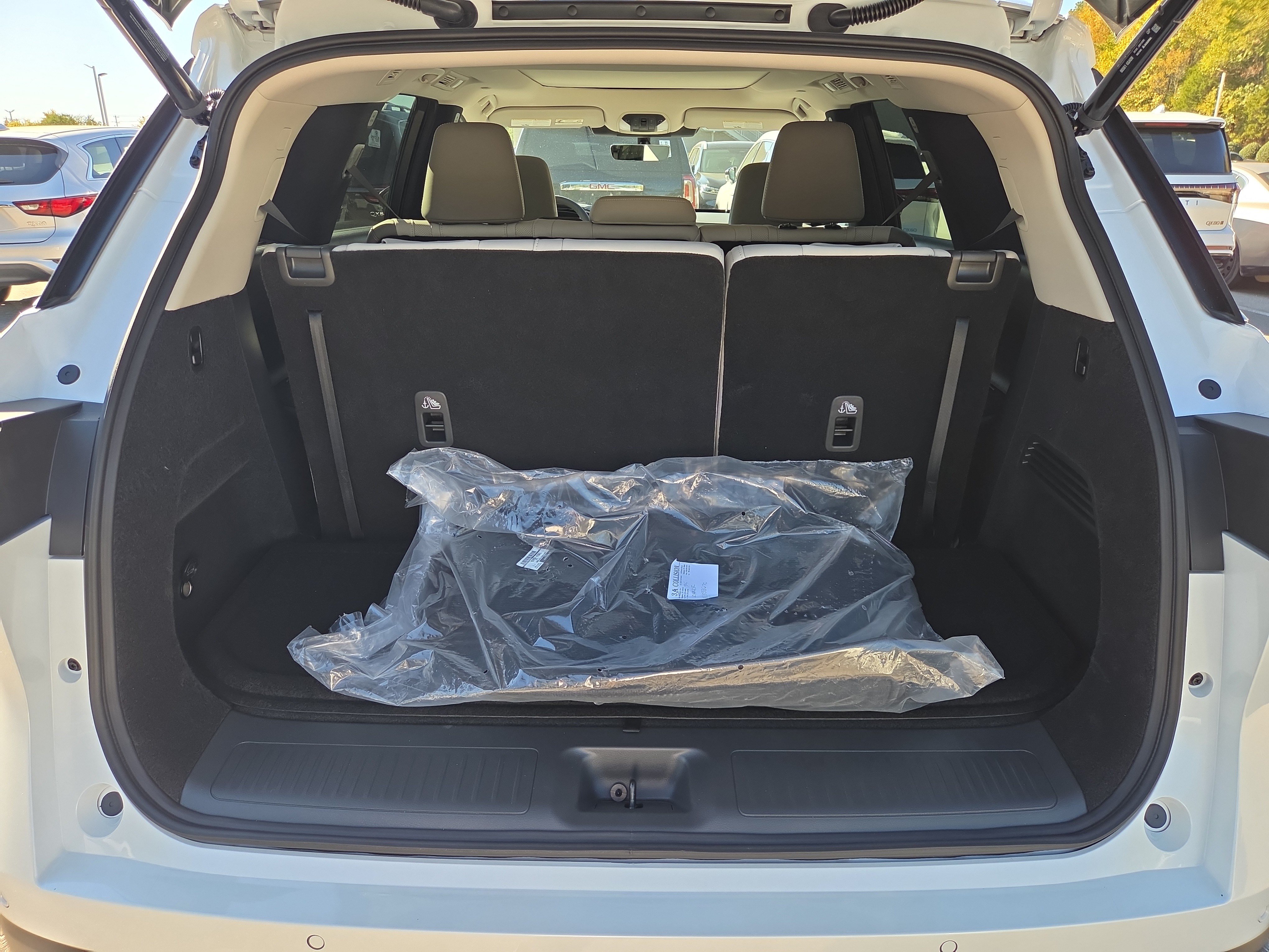 Used 2027 INFINITI QX60 Luxe w/ Cargo Package FWD image 10