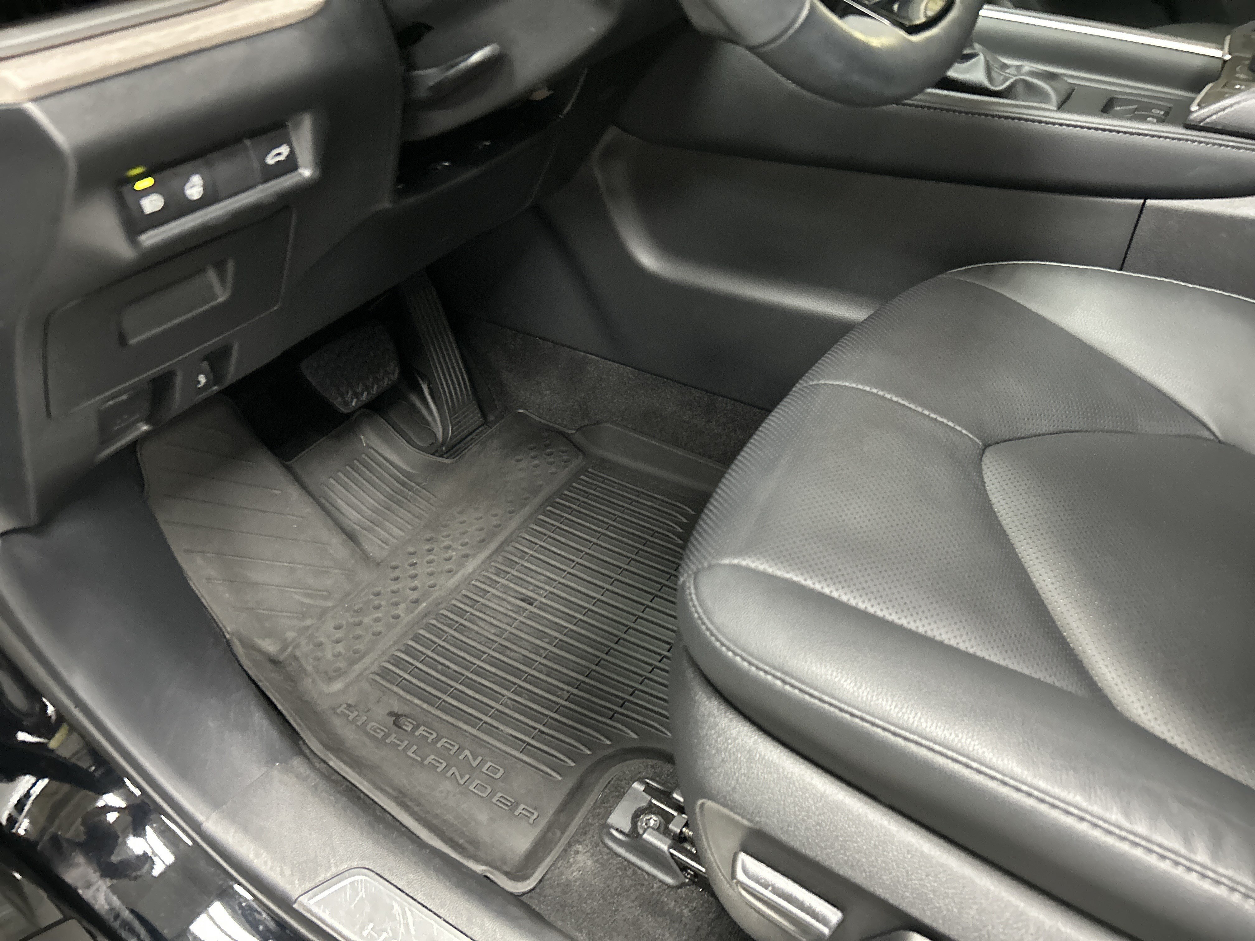 Used 2024 Toyota Grand Highlander AWD image 17