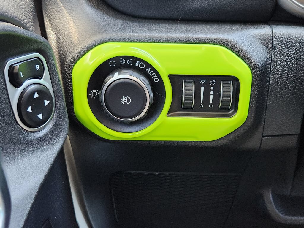 Used 2018 Jeep Wrangler Unlimited Sahara AWD/4WD image 13