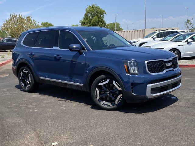 Certified 2023 Kia Telluride EX w/ EX Captain's Chair Package FWD image 36