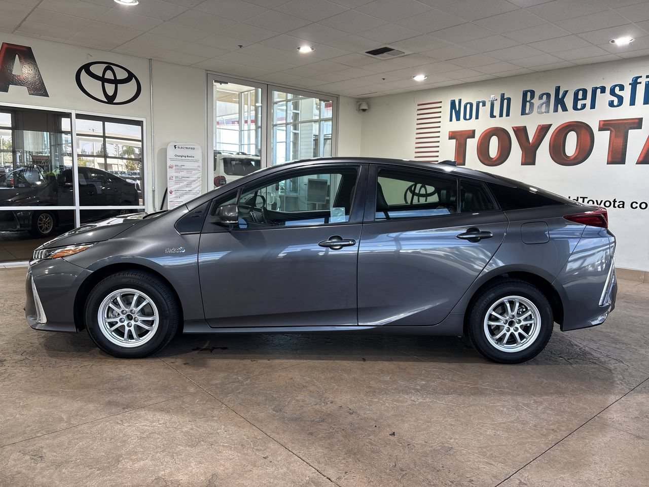 Used 2021 Toyota Prius Prime XLE w/ Carpet Mat Package (TMS) FWD image 7