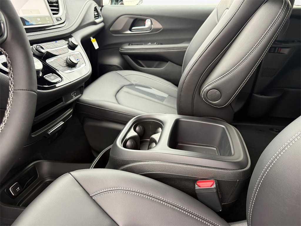 New 2026 Chrysler Pacifica Select image 31