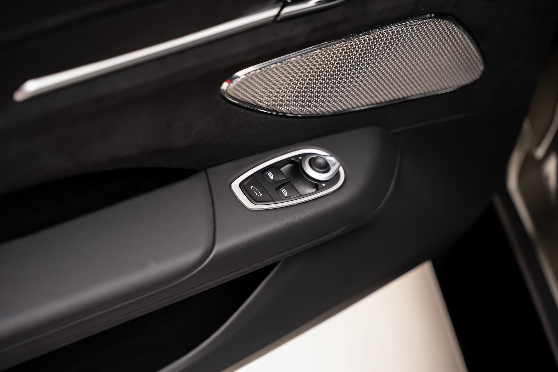 Used 2025 Aston Martin V8 Vantage Coupe RWD image 53