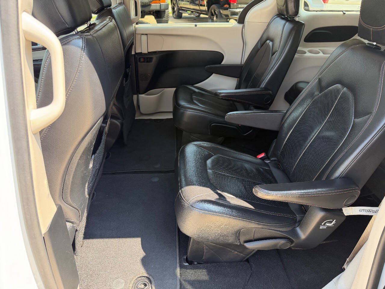 Used 2018 Chrysler Pacifica Touring-L FWD image 12
