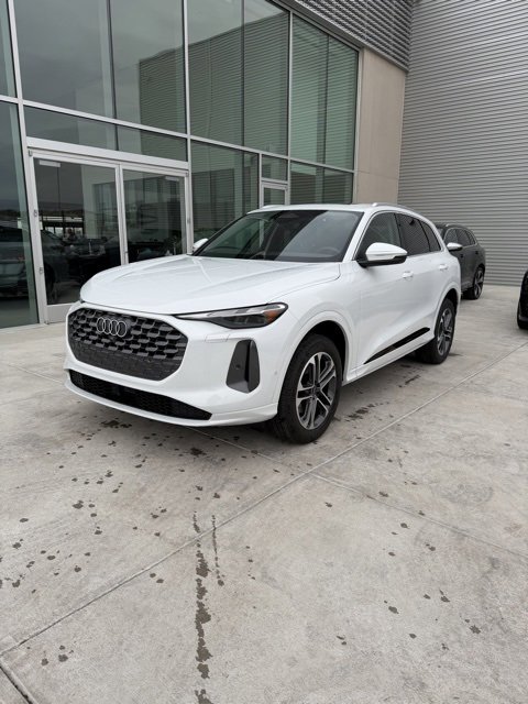 Used 2025 Audi Q5 Premium w/ Convenience Package image 3