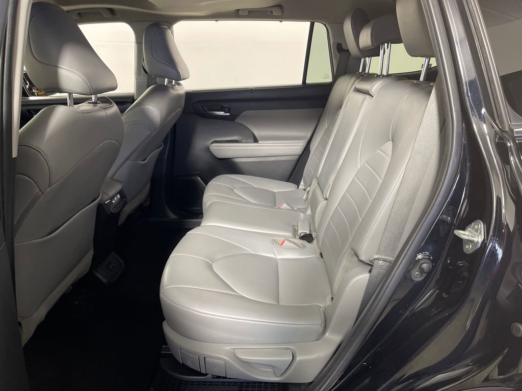Used 2022 Toyota Highlander XLE AWD/4WD image 13