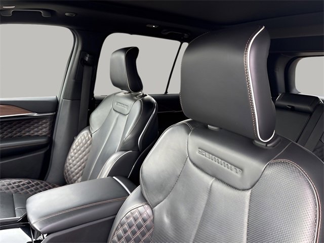 Used 2022 Jeep Grand Cherokee Summit w/ Luxury Tech Group V image 8