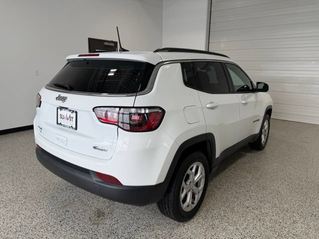 Used 2024 Jeep Compass Latitude w/ Convenience Group AWD/4WD image 3