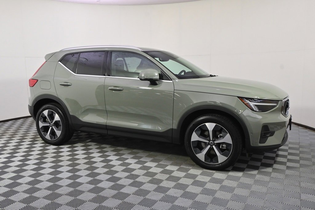 Used 2025 Volvo XC40 B5 Plus image 8