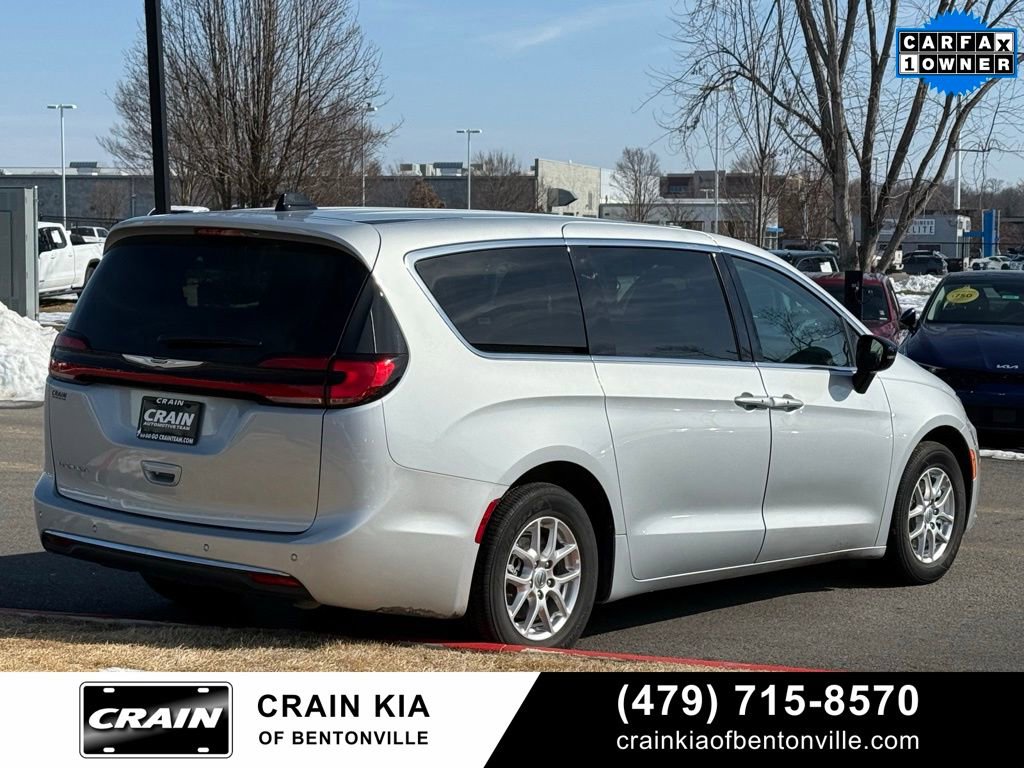 Used 2024 Chrysler Pacifica Touring-L image 8