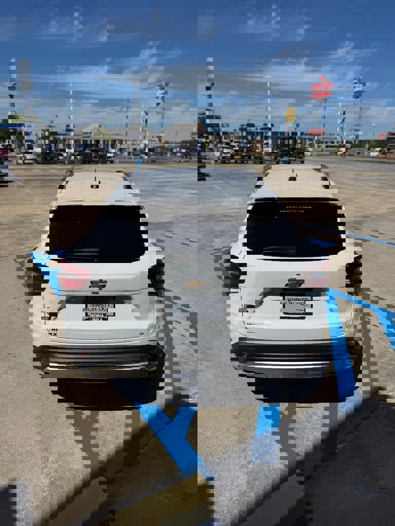 Used 2025 Chevrolet Trax LT w/ LT Convenience Package image 6