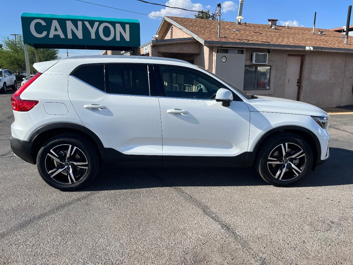 Used 2023 Volvo XC40 B5 Plus AWD/4WD image 3