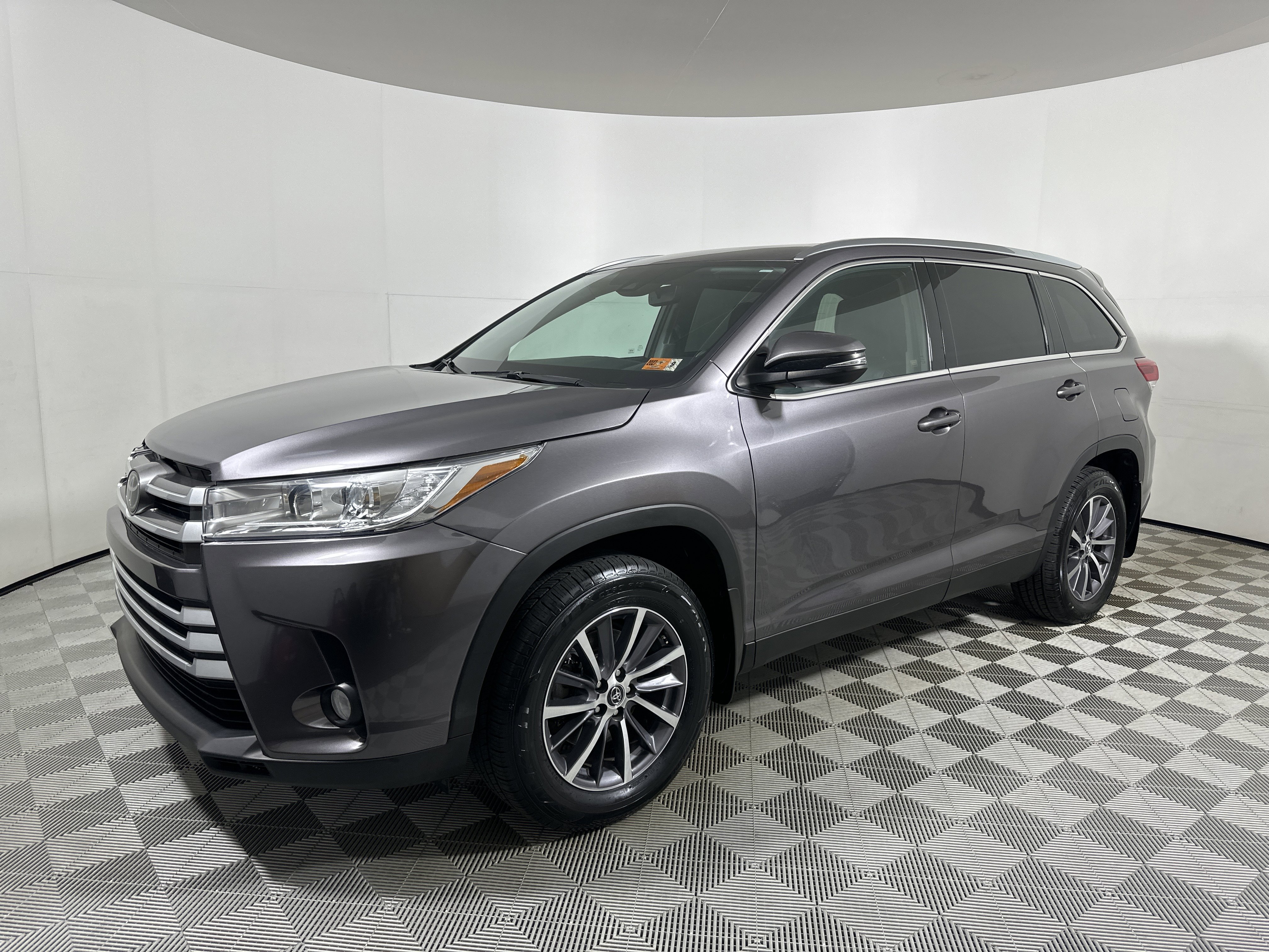 Used 2019 Toyota Highlander AWD V6 image 3