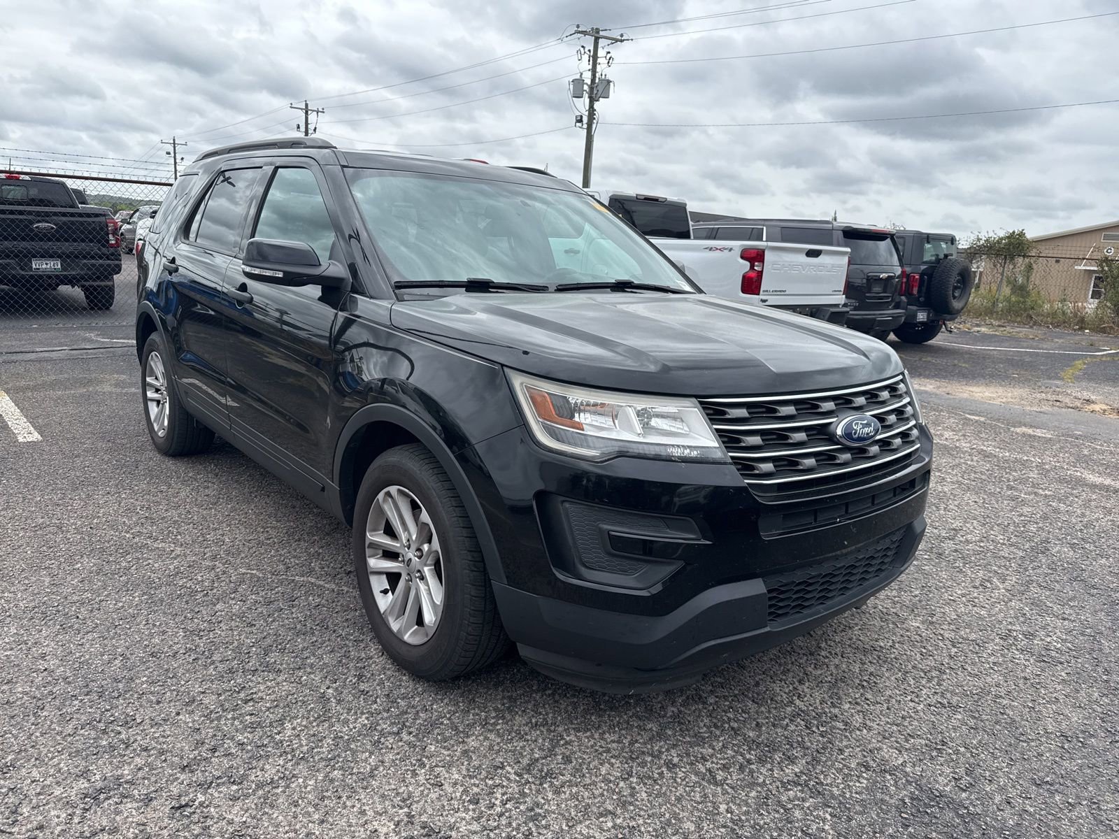 Used 2017 Ford Explorer FWD image 1