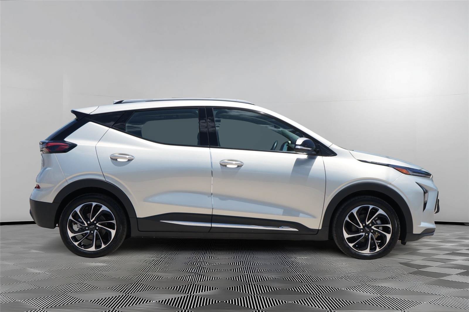 Used 2023 Chevrolet Bolt EUV Premier w/ Sun & Sound Package FWD image 4