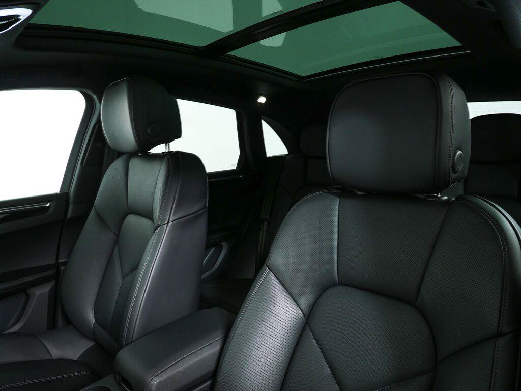 Certified 2026 Porsche Macan Turbo AWD/4WD image 5