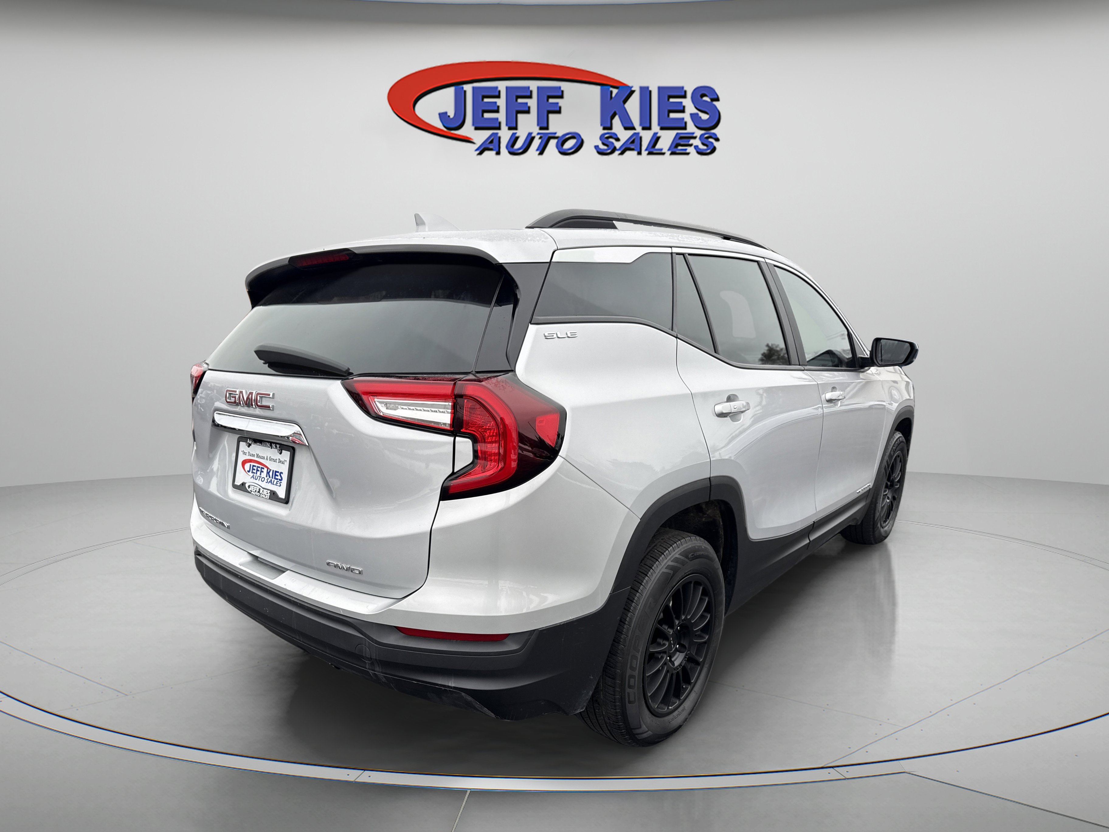 Used 2022 GMC Terrain SLE w/ Driver Convenience Package image 5