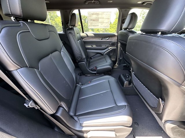 New 2026 Jeep Grand Cherokee L Limited w/ Luxury Tech Group II AWD/4WD image 23