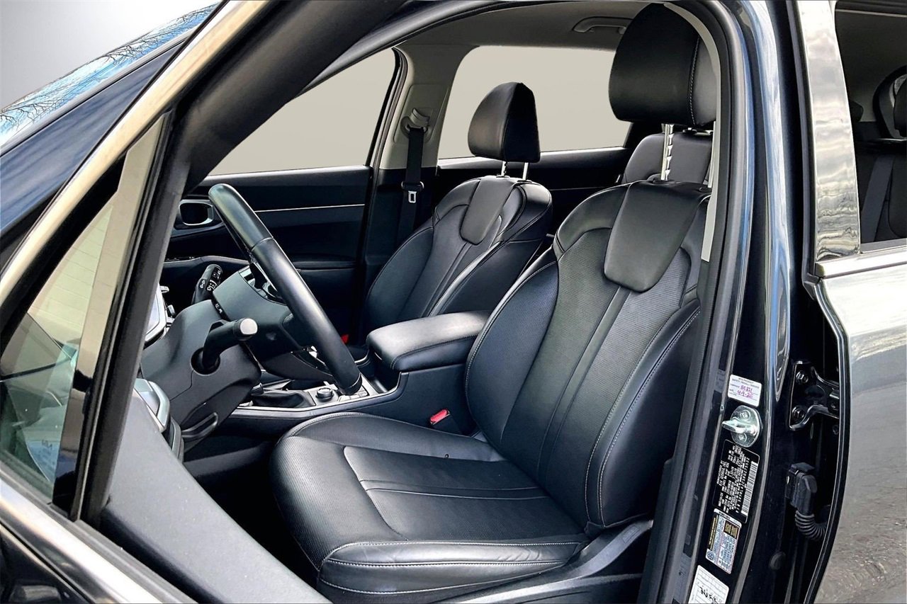 Used 2024 Kia Sorento S image 21