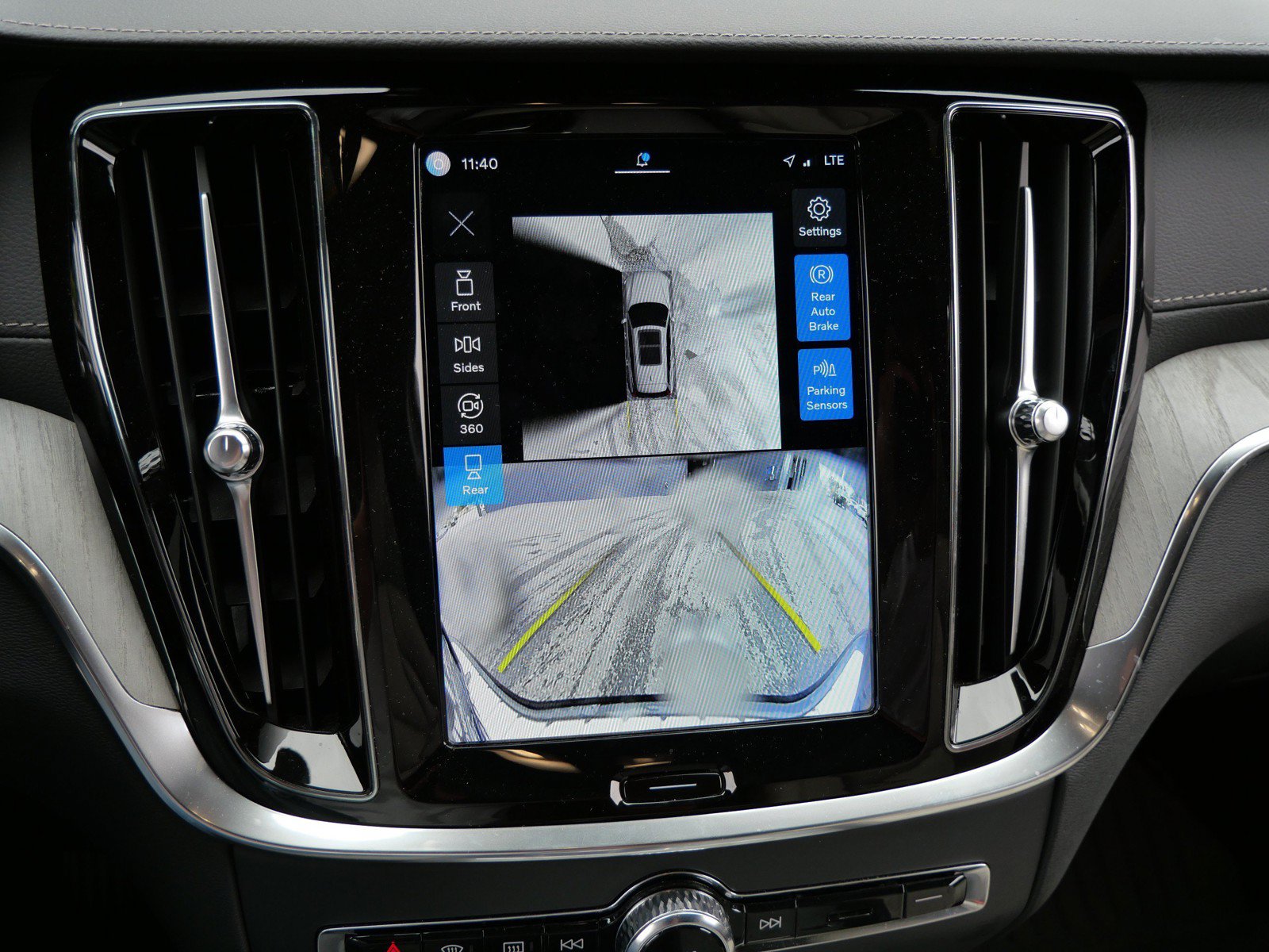 Certified 2024 Volvo V60 B5 Cross Country Ultimate w/ Protection Package Premier AWD/4WD image 18