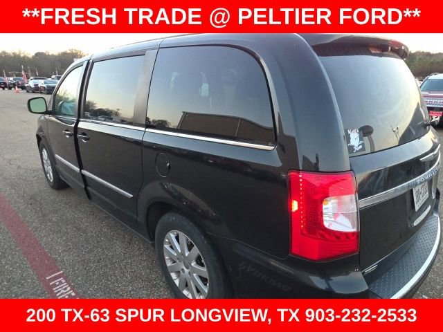 Used 2015 Chrysler Town & Country Touring image 8