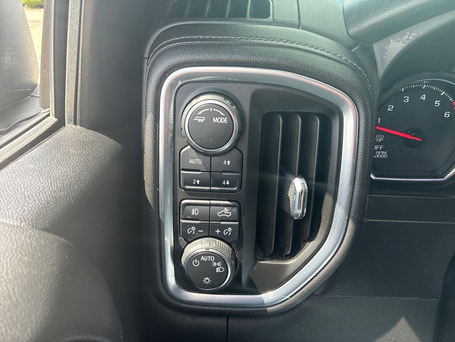Used 2021 Chevrolet Silverado 1500 LT Trail Boss w/ Convenience Package II AWD/4WD image 24