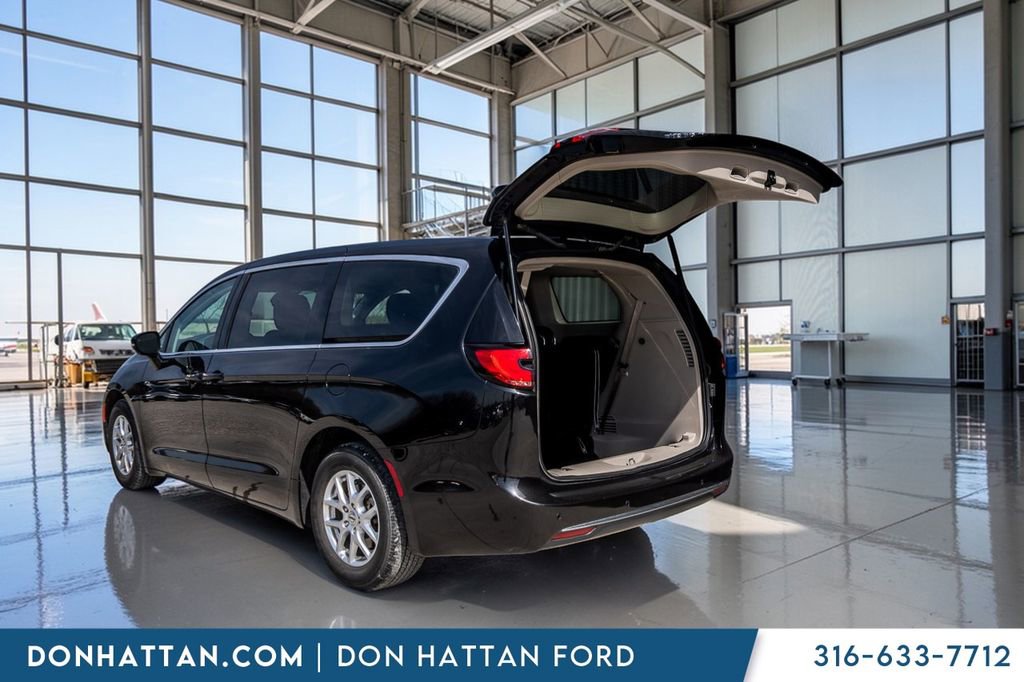 Used 2023 Chrysler Pacifica Touring-L image 27