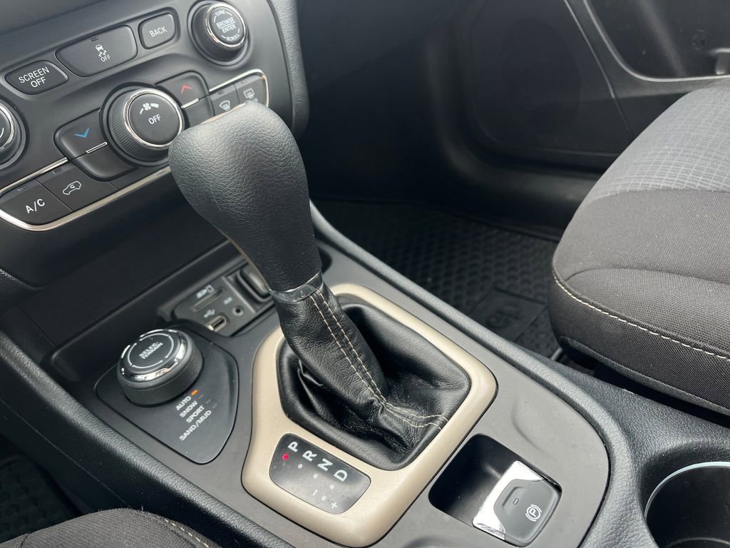 Used 2016 Jeep Cherokee Latitude w/ Safety/Convenience Group image 26