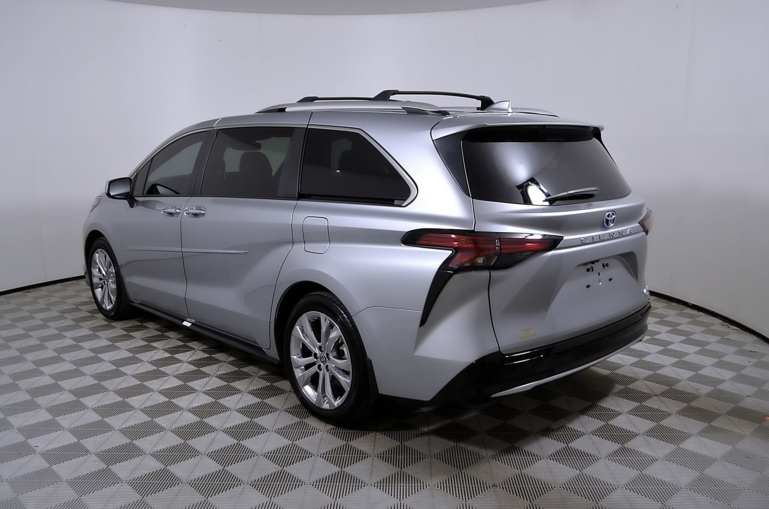 Used 2024 Toyota Sienna Platinum FWD image 10