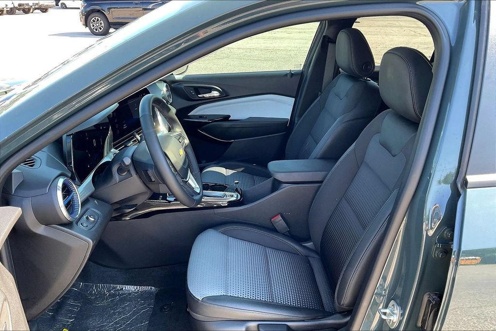 Used 2025 Chevrolet Trax LT w/ Sunroof Package FWD image 23